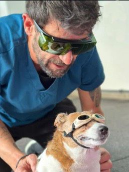 David con Nuka, ambos con gafas de protección